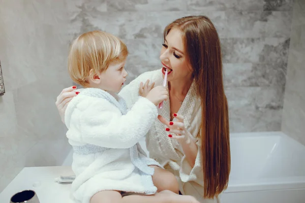 Mãe com o pequeno filho em um banheiro — Fotografia de Stock