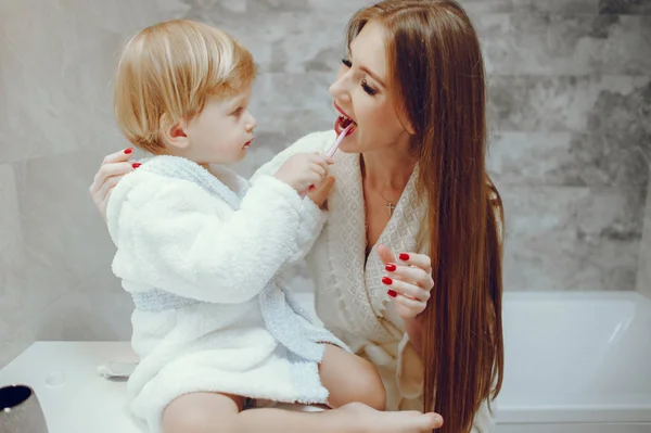 Mãe com o pequeno filho em um banheiro — Fotografia de Stock