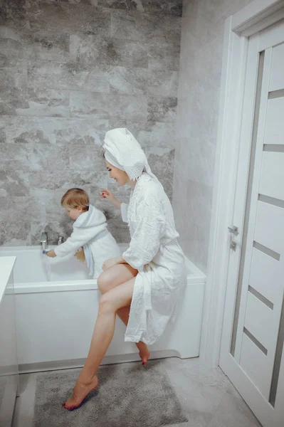 Anne ve küçük oğlu banyoda.