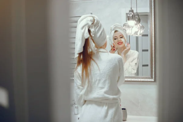 Mooie vrouw staande in een badkamer — Stockfoto