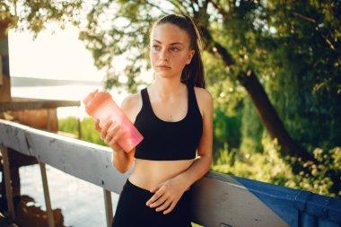 Yaz parkında güzel bir spor kızı