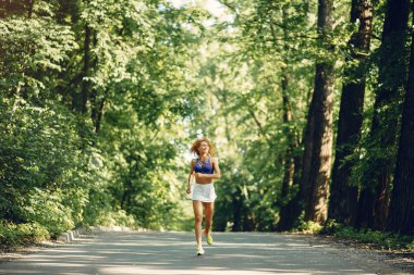 Yaz parkında güzel bir kadın antrenmanı.