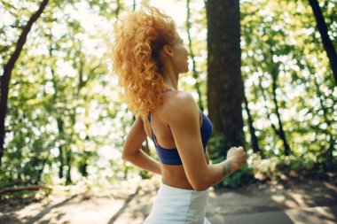 Yaz parkında güzel bir kadın antrenmanı.
