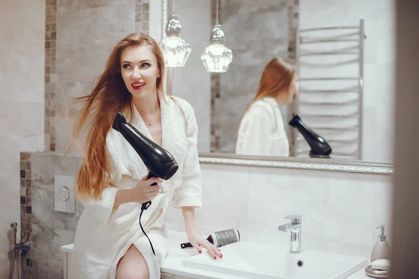 Hermosa mujer de pie en un baño — Foto de Stock