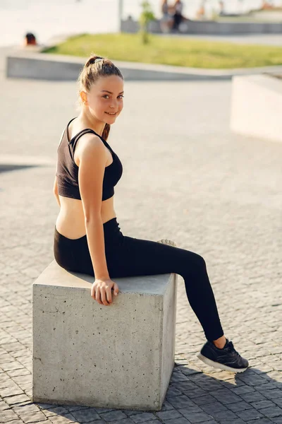 Menina de esportes bonita em um parque de verão — Fotografia de Stock