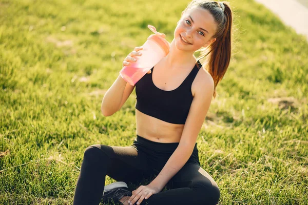 Belle fille sportive dans un parc d'été — Photo