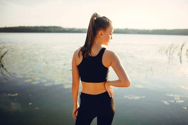 Hermosa chica deportiva en un parque de verano — Foto de Stock