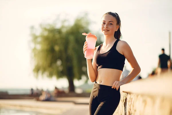 Hermosa chica deportiva en un parque de verano —  Fotos de Stock