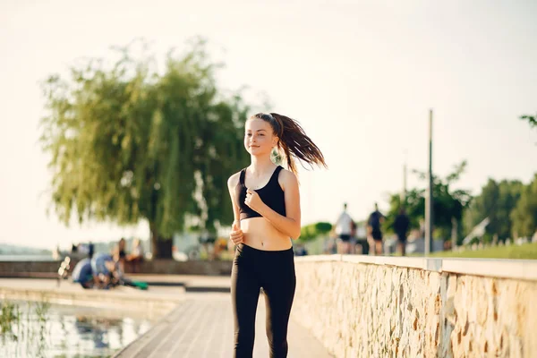 Menina de esportes bonita em um parque de verão — Fotografia de Stock