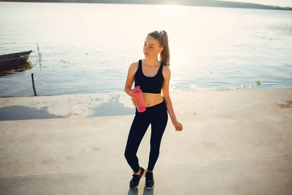 Menina de esportes bonita em um parque de verão — Fotografia de Stock