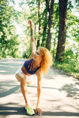 Yaz parkında güzel bir kadın antrenmanı.