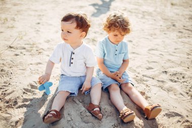 Kumsalda oynayan şirin çocuklar.