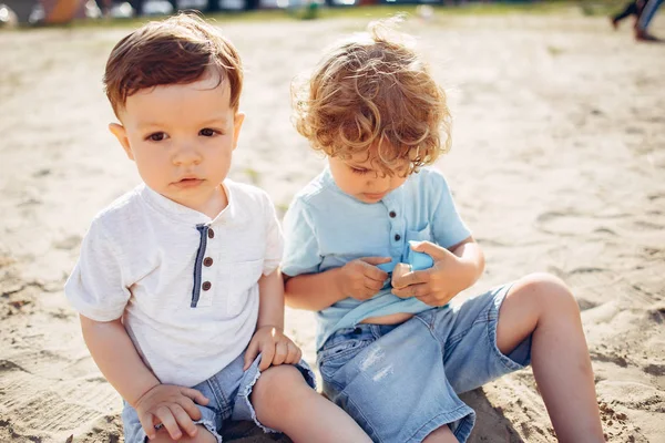 Niedliche kleine Kinder spielen auf einem Sand — Stockfoto