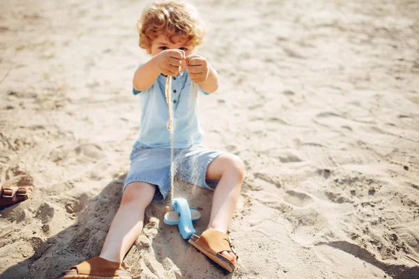 Crianças pequenas bonitos brincando em uma areia — Fotografia de Stock