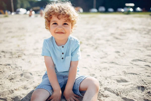 Niedliche kleine Kinder spielen auf einem Sand — Stockfoto