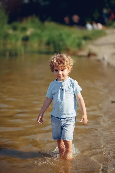 Crianças pequenas bonitos brincando em uma areia — Fotografia de Stock