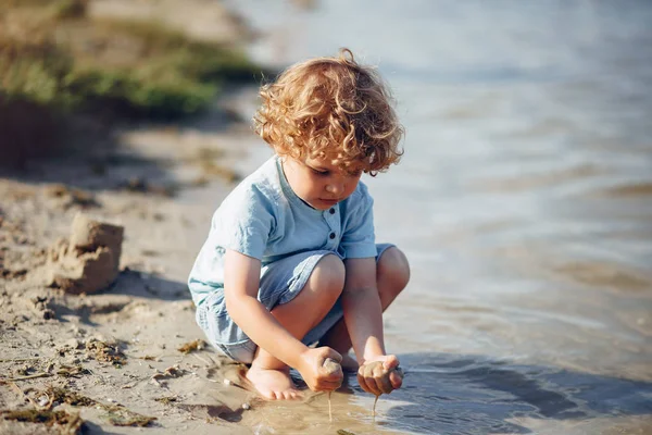 Crianças pequenas bonitos brincando em uma areia — Fotografia de Stock