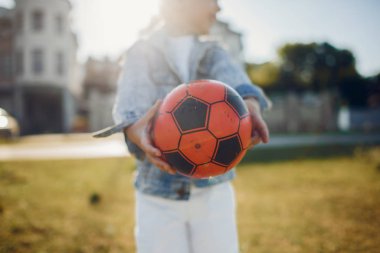 Yaz parkında oynayan şirin bir çocuk.