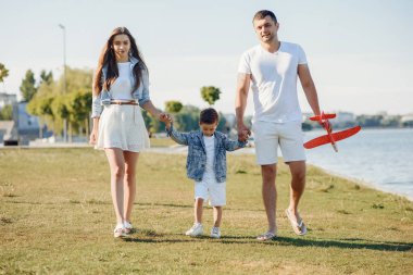 Yaz parkında oynayan sevimli bir aile.