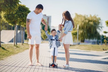 Yaz parkında oynayan sevimli bir aile.