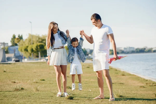 Yaz parkında oynayan sevimli bir aile.