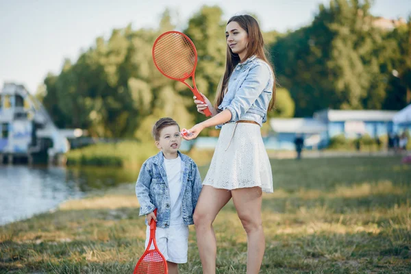 Matka se synem si hrají v letním parku — Stock fotografie