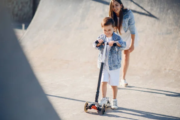 Madre con figlio che gioca in un parco estivo — Foto Stock