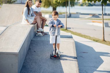 Yaz parkında oynayan sevimli bir aile.