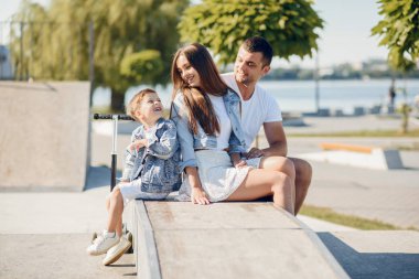 Yaz parkında oynayan sevimli bir aile.