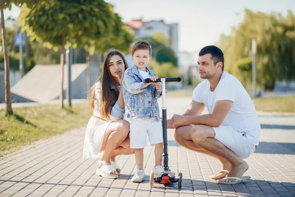 Linda familia jugando en un parque de verano — Foto de Stock