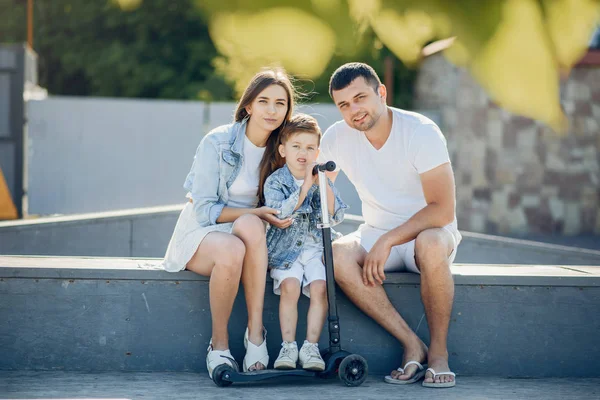 Linda familia jugando en un parque de verano — Foto de Stock