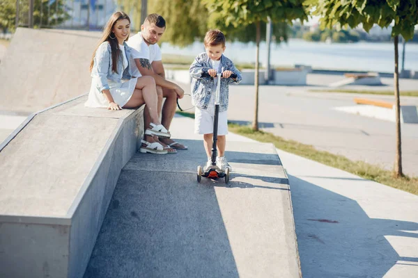 Yaz parkında oynayan sevimli bir aile.