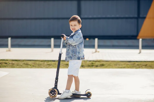 Bambini piccoli e carini che giocano in un parco estivo — Foto Stock