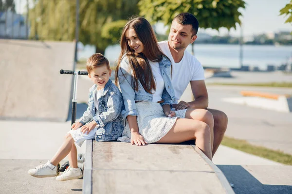 Linda familia jugando en un parque de verano — Foto de Stock