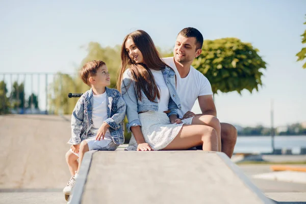 Linda familia jugando en un parque de verano — Foto de Stock