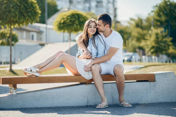 Schönes Paar verbringt Zeit im Sommerpark — Stockfoto