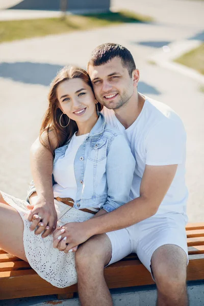 Beautiful couple spend time on a summer park — Stock Photo, Image