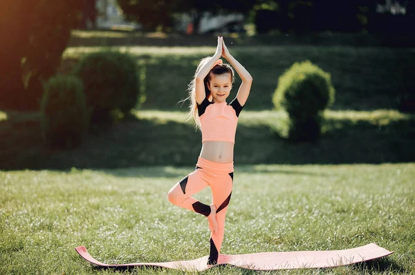 Маленькая спортивная девочка в летнем парке — стоковое фото