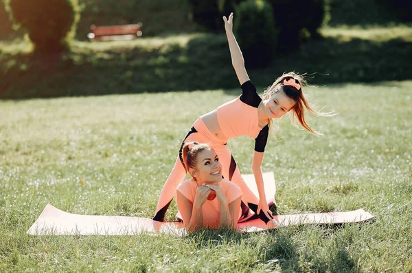 Famiglia sportiva in un parco estivo — Foto Stock