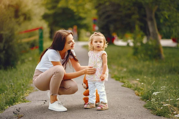 Anne ve kızı yaz parkında oynuyorlar. — Stok fotoğraf