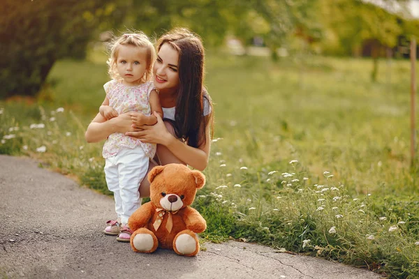 Мать с дочерью играют в летнем парке — стоковое фото