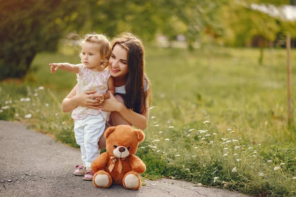 Matka s dcerou si hrají v letním parku — Stock fotografie