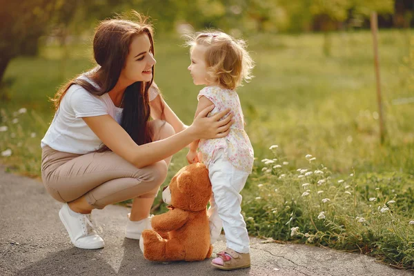 Mãe com filha brincando em um parque de verão — Fotografia de Stock