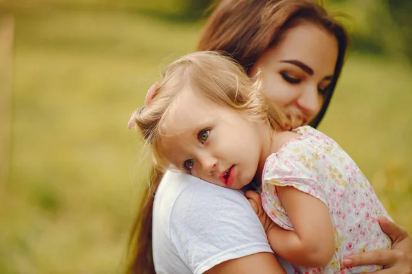 Anne ve kızı yaz parkında oynuyorlar. — Stok fotoğraf