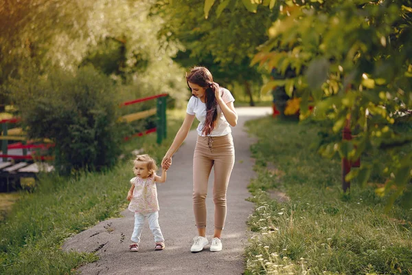 Matka s dcerou si hrají v letním parku — Stock fotografie