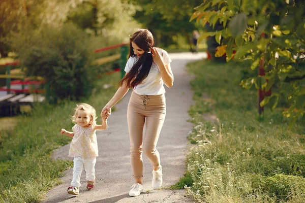 Mor med dotter leker i en sommarpark — Stockfoto