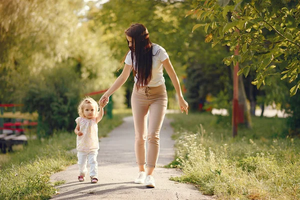 Moeder met dochter spelen in een zomer park — Stockfoto