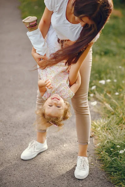 Mère avec sa fille jouant dans un parc d'été — Photo