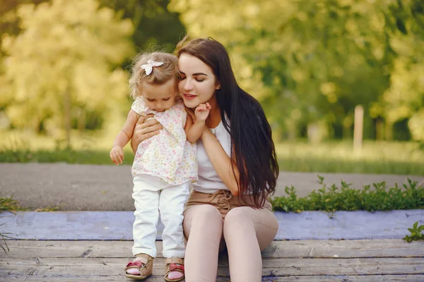 Mãe com filha brincando em um parque de verão — Fotografia de Stock