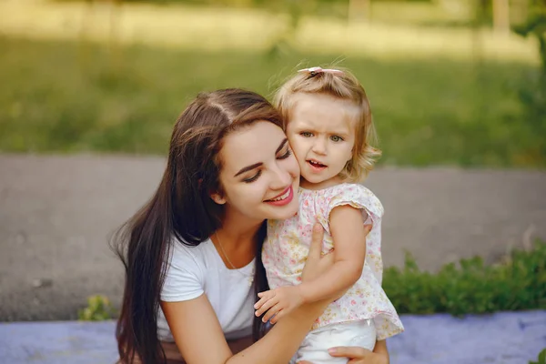 Mother with daughter playing in a summer park — Stock Photo, Image